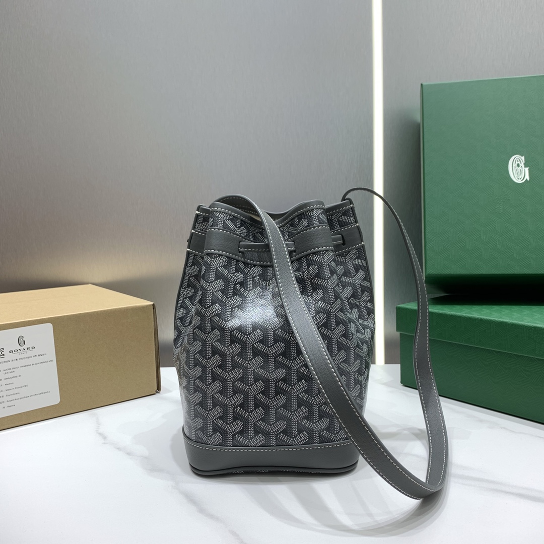 Petit Flot Bucket Bag In Grey